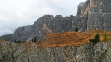 İtalya 'nın Dolomitler şehrinde sonbaharda Seceda sıradağlarının hava aracı görüntüsü