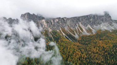 İtalya 'nın Dolomitler şehrinde sonbaharda Seceda sıradağlarının hava aracı görüntüsü