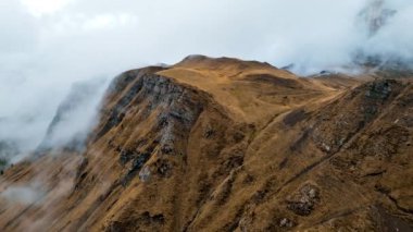İtalya 'nın Dolomitler şehrinde sonbaharda dağların insansız hava aracı görüntüleri.