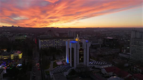 Letecký Pohled Budovu Kišiněva Při Západu Slunce Červenou Oblohou Moldavsko — Stock video