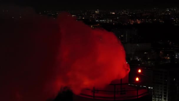 夜间用红灯拍摄火力发电厂的无人驾驶飞机图像 Telephoto中型近射 — 图库视频影像