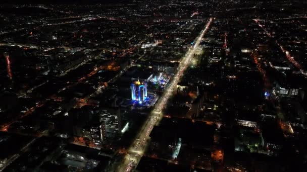 基希讷乌中心城市的空中无人机图像 夜间有总统府大楼 摩尔多瓦 — 图库视频影像