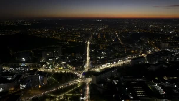 夜间从基希讷乌市上空俯冲而过 摩尔多瓦 — 图库视频影像