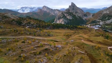 İtalya 'nın Dolomitler şehrinde sonbaharda dağların insansız hava aracı görüntüleri.