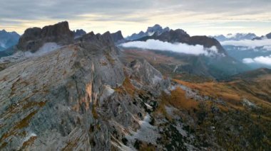 İtalya 'nın Dolomitler şehrinde sonbaharda dağların insansız hava aracı görüntüleri.