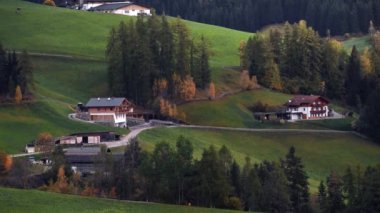 Dolomitler, İtalya 'da Val Gardena vadisine yakın tepelerde oteller.