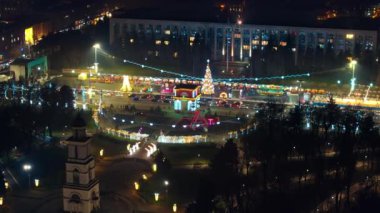 Geceleri Chisinau şehir merkezinin hava aracı görüntüsü. Noel kış süslemeleri. Moldova