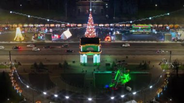 Geceleri Chisinau şehir merkezinin hava aracı görüntüsü. Noel kış süslemeleri. Moldova
