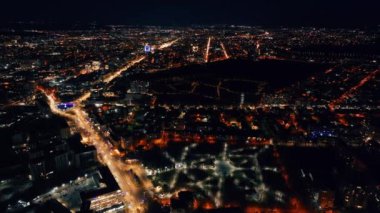 Geceleri Chisinau şehrinin hava aracı görüntüsü. Moldova