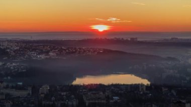 Chisinau City 'de günbatımının hava hızlandırılmış zaman ayarlı görüntüsü. Valea Morilor Gölü. Moldova