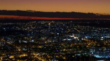 Chisinau şehrinin hava hızlandırılmış zaman ayarlı görüntüsü. Kırmızı gün batımı gökyüzü ve mavi saat. Moldova