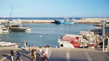 Limasol, Kıbrıs - 07 Ağustos 2023: Eski Liman 'ın güvertesinde yürüyen insanlar