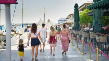 Limasol, Kıbrıs - 07 Ağustos 2023: Eski Liman 'ın güvertesinde yürüyen insanlar