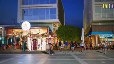 Limasol, Kıbrıs - 07 Ağustos 2023: Akşam saatlerinde Eski Liman 'daki restoran ve dükkanların yakınında yürüyen insanlar