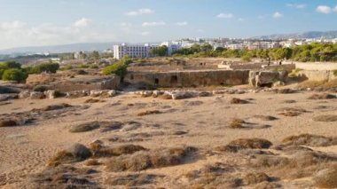 Kıbrıs Rum Kesimi 'nin Paphos kentinde Kralların Mezarları gün ışığında