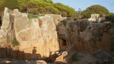Kıbrıs Rum Kesimi 'nin Paphos kentinde Kralların Mezarları gün ışığında