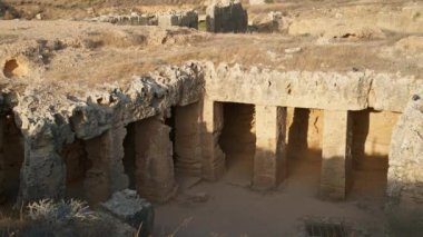 Kıbrıs Rum Kesimi 'nin Paphos kentinde Kralların Mezarları gün ışığında