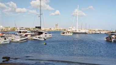 Paphos, Kıbrıs - 02 Ağustos 2023: Gün ışığında limanda balıkçı tekneleri ve yatlar