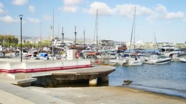 Paphos, Kıbrıs - 02 Ağustos 2023: Gün ışığında limanda balıkçı tekneleri ve yatlar