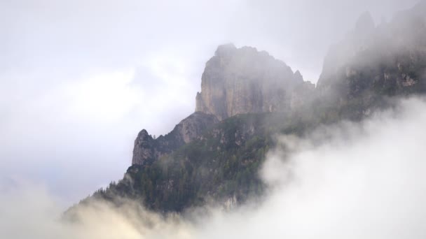 Les Montagnes Couvertes Nuages Dans Les Dolomites Italie — Video