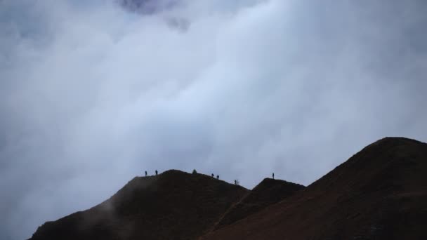 Wędrowcy Spacerujący Zboczu Góry Mglisty Dzień — Wideo stockowe