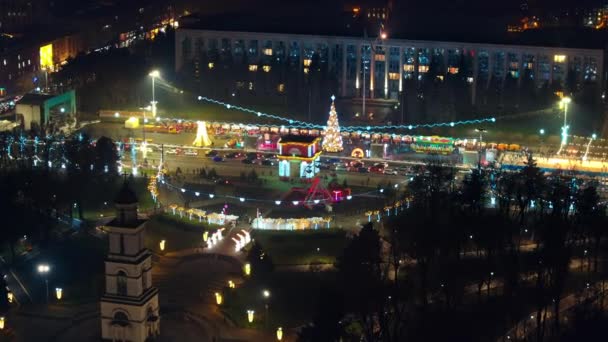 夜のシナウ市内中心部の空中ドローンビュー クリスマスの冬の装飾 モルドバ — ストック動画