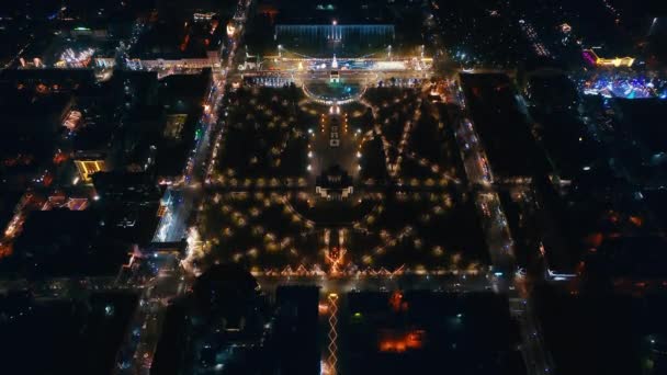 夜のシナウ市内中心部の空中ドローンビュー クリスマスの冬の装飾 モルドバ — ストック動画