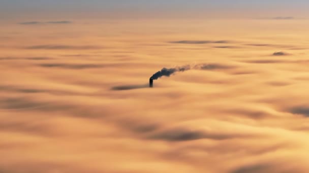 Luchtdrone Zicht Een Werkende Thermische Centrale Met Mist Wolken Eronder — Stockvideo