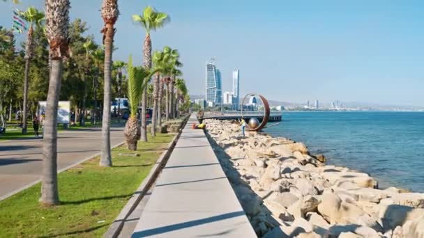 Limassol Chipre Agosto 2023 Callejón Del Paseo Marítimo Parque Molos — Vídeos de Stock