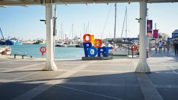Limassol Chipre Agosto 2023 Personas Caminando Paseo Marítimo Del Puerto — Vídeos de Stock