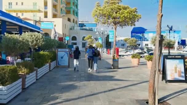 Limassol Chipre Agosto 2023 Personas Caminando Paseo Marítimo Del Puerto — Vídeos de Stock