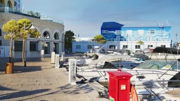 Limassol Cyprus Augustus 2023 Elektrische Boten Laden Bij Het Openbare — Stockvideo