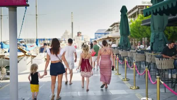 Лимассол Кипр Августа 2023 Года Люди Идут Набережной Старого Порта — стоковое видео