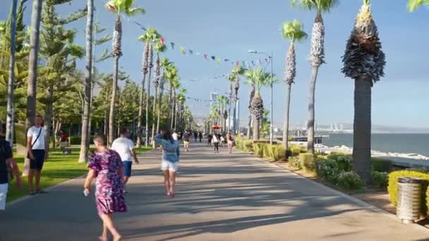 Лімасол Кіпр Серпня 2023 Люди Йдуть Набережній Парку Молос Сонячному — стокове відео