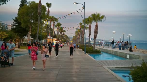 塞浦路斯利马索尔 2023年8月7日 人们晚上在Molos公园的人行道上散步 — 图库视频影像