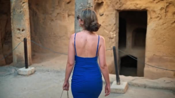 Młoda Kobieta Niebieskiej Sukni Letniej Spacerująca Grobowcach Królów Pafos Cypr — Wideo stockowe