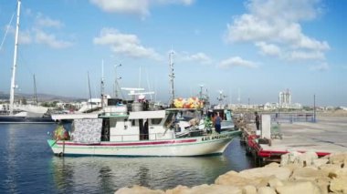 Paphos, Kıbrıs - 02 Ağustos 2023: Gün ışığında limanda balıkçı tekneleri ve yatlar