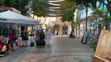 Lefkoşe, Kıbrıs - 05 Ağustos 2023: Ledra caddesinde yürüyen insanlar alışveriş butikleri ve kafelerle sıralandılar