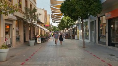 Lefkoşe, Kıbrıs - 05 Ağustos 2023: Ledra caddesinde yürüyen insanlar alışveriş butikleri ve kafelerle sıralandılar