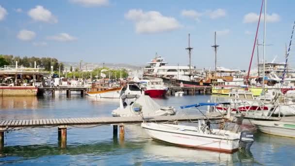 Pafos Cypr Sierpnia 2023 Łodzie Rybackie Jachty Porcie Świetle Słonecznym — Wideo stockowe