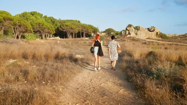 Paphos Kıbrıs Ağustos 2023 Gün Işığında Kralların Mezarları Yürüyen Kadınlar — Stok video