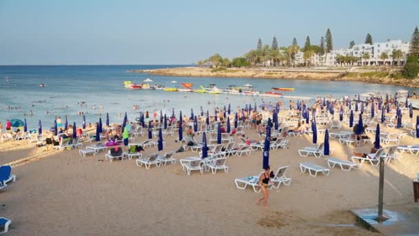 Protaras Kypr Srpna 2023 Lidé Odpočívající Opalující Pláži Fig Tree — Stock video