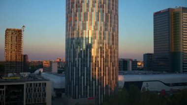 Bükreş, Romanya - 23 Eylül 2023: Günbatımında ülkenin en yüksek binası olan iş merkezi Sky Tower 'ın havadan görünüşü
