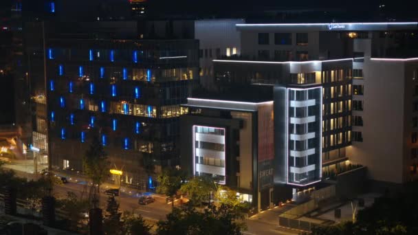 罗马尼亚布加勒斯特 2023年9月23日 夜间照明办公楼的空中景观 — 图库视频影像