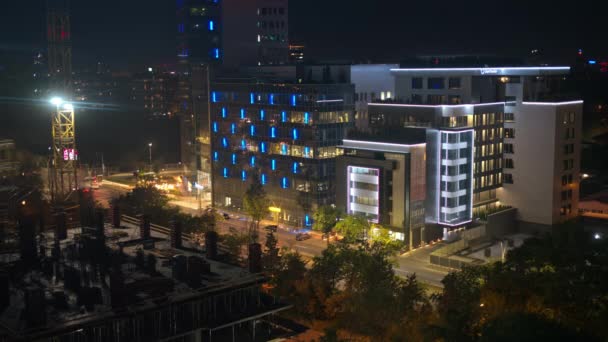 ブカレスト ルーマニア 2023年9月23日 夕方に照らされたオフィスビルの空中ビュー — ストック動画