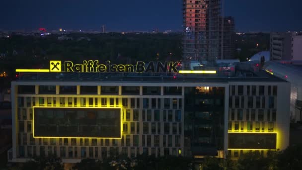 Bucareste Romênia Setembro 2023 Vista Aérea Prédio Banco Raiffeisen Noite — Vídeo de Stock