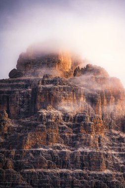 Sonbahar mevsiminde güneşli Dolomitler Dağları. İtalya