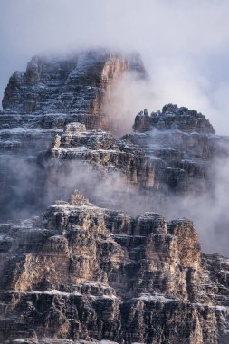 Dolomitler bulutlarla kaplı. İtalya