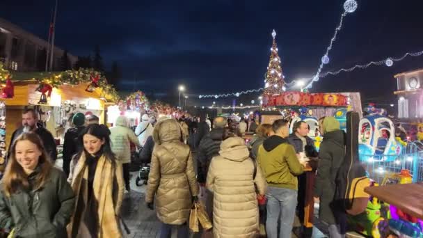 Κισινάου Μολδαβία Ιανουαρίου 2024 Άνθρωποι Νύχτα Στο Δρόμο Στη Χριστουγεννιάτικη — Αρχείο Βίντεο