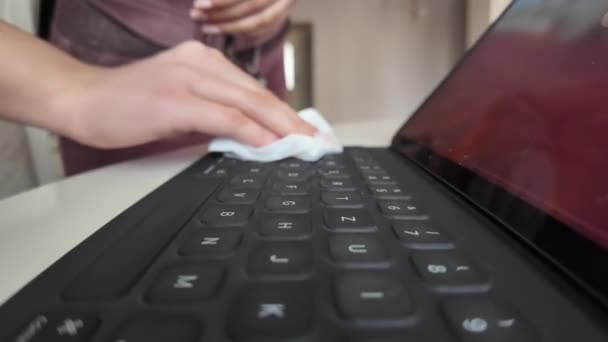 Tablet Klavyeyi Temizleyen Kadın Makroyu Kapat — Stok video
